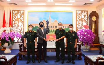 AP Saigon Petro trao tặng 7.000 lít dầu cùng Bộ Tư lệnh phục vụ chống dịch