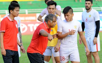 HLV Alain Fiard: 'Tôi đang quen dần với những nét đặc thù riêng của bóng đá Việt Nam'