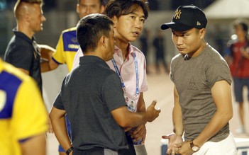 HLV Toshiya Miura sau hành động ném áo của ‘Ronaldo Việt Nam’