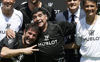 Diego Maradona bán áo số 10 ủng hộ Napoli