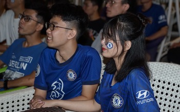 Fan nữ ngẩn ngơ vì Chelsea chiếm hụt ngôi đầu của Tottenham