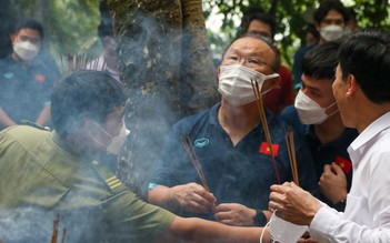 Ông Park cùng U.23 Việt Nam châm nước, dâng hương tại đền Hùng