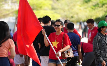 An ninh được siết chặt, CĐV nữ Việt Nam xinh đẹp làm rực rỡ sân Thammasat