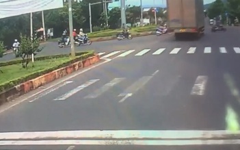 Đắk Lắk: Xe tải vượt đèn đỏ với tốc độ kinh hoàng suýt gây tai nạn