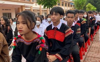 Học sinh rạng rỡ với trang phục truyền thống trong ngày đầu năm học mới