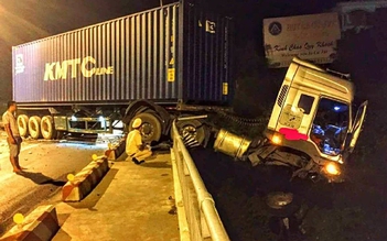 Xe container tông vào thành cầu, đầu xe 'treo' lơ lửng trên sông Sêrêpốk