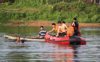 Lao xuống hồ cứu con, hai cha con chết đuối