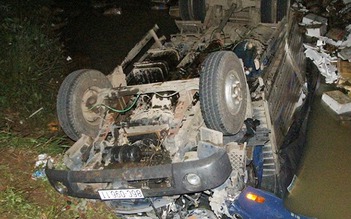 Tai nạn ở Đắk Nông: Xe tải lao xuống suối, lật ngửa, 2 người tử vong