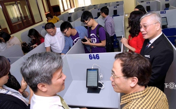 Trường đại học tổ chức cho sinh viên thi trên hệ thống máy tính bảng
