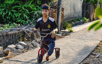 Thí sinh được bạn cõng đi học vẫn chưa quyết định nhập học trường nào