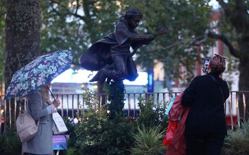 Người Anh dựng tượng Harry Potter ở quảng trường Leicester