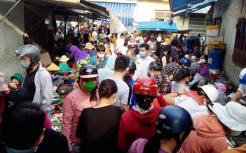 Người người đeo khẩu trang, chen chân đi chợ hải sản chiều lớn nhất Đà Nẵng
