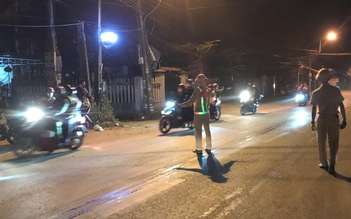 'Thông' hầm Hải Vân, CSGT Đà Nẵng 'tiếp sức' các đoàn xe máy về quê tránh dịch