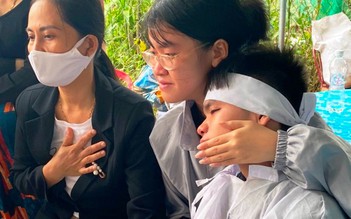 Mưa lũ lịch sử Đà Nẵng: Nước mắt người mẹ bỗng chốc mất cả chồng và con trai
