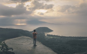 Đón bình minh ở hòn đá Thuyền trên đèo Hải Vân