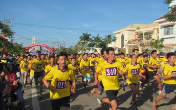 Tưng bừng giải leo núi Tà Cú mừng xuân Mậu Tuất