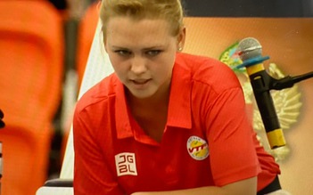 Khán giả quần vợt thán phục trước sự quyết đoán của nữ trọng tài trẻ đẹp Kazakhstan