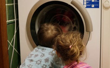 Bé trai 3 tuổi chết do bị kẹt trong máy giặt
