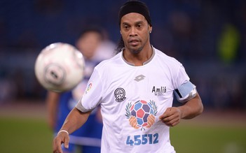 Ronaldinho và Riquelme trở lại thi đấu giúp Chapecoense tái thiết