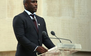 Cựu danh thủ Sol Campbell chính thức theo nghiệp HLV