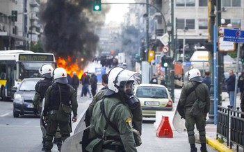 Cổ động viên Olympiakos đụng độ cảnh sát trước nguy cơ đội bóng bị giải tán