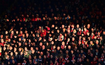 Liverpool chờ cảnh sát vào cuộc vụ CĐV nhổ nước bọt vào trợ lý HLV Guardiola