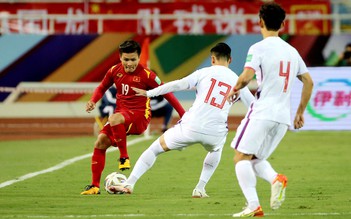 HLV và nhiều cầu thủ tuyển Trung Quốc không thể về nhà sau trận thua Việt Nam