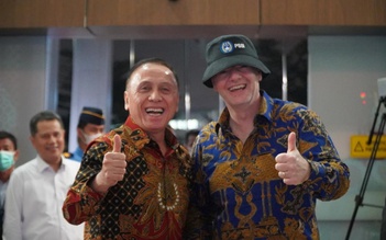 Vì sao CĐV Indonesia phẫn nộ về nụ cười của chủ tịch FIFA?