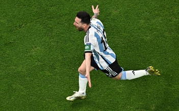 Quyết đấu Argentina, HLV tuyển Ba Lan ví Messi như huyền thoại… trượt tuyết