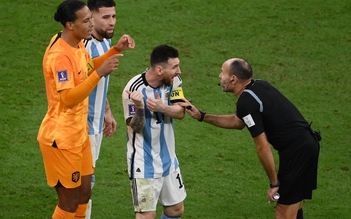 Messi nổi đóa với trọng tài sau khi Argentina thắng Hà Lan trên chấm phạt đền