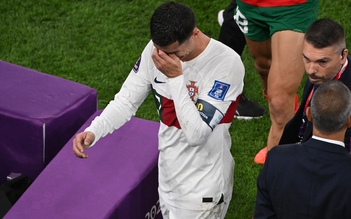Ronaldo san bằng kỷ lục thế giới trong ngày buồn của tuyển Bồ Đào Nha