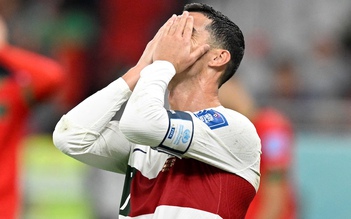 World Cup 2022: CĐV bị đuổi ra khỏi sân sau khi tạt nước vào Ronaldo