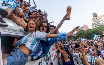 Người Argentina vỡ òa niềm vui sau chức vô địch World Cup vượt ranh giới bóng đá