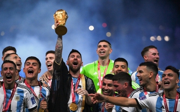 Bí mật chiếc áo choàng Messi mặc khi nâng cao chiếc cúp vô địch World Cup 2022