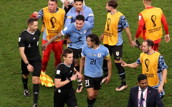 FIFA cấm thi đấu 4 cầu thủ Uruguay vì gây hấn trọng tài ở World Cup 2022
