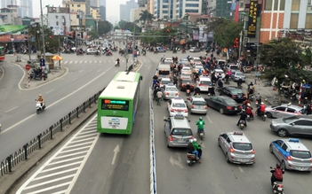 Hà Nội lắp dải phân cách cứng ưu tiên buýt nhanh BRT