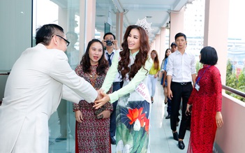Hoa hậu Phạm Hương xúc động về thăm trường