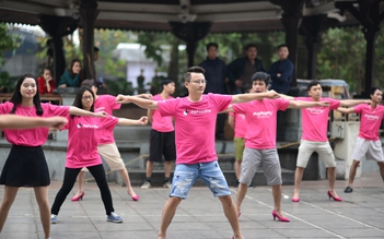 Hoàng Bách mang giày cao gót nhảy flashmob