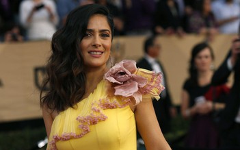 Salma Hayek mong muốn được nghe tiếng nói từ bà Trump