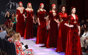 Áo dài dát vàng lên sàn New York Fashion Week