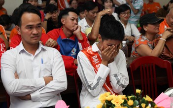 Hoa hậu H’Hen Niê gỡ dây chuyền, khóc tặng làng trẻ SOS