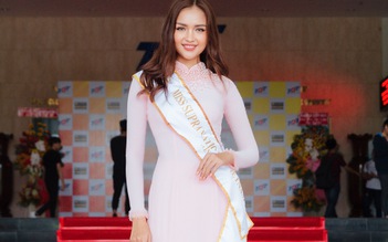 Ngọc Châu đeo dải băng Miss Supranational Vietnam 2018 về thăm trường cũ