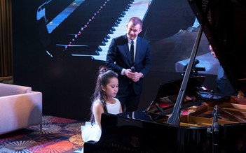 Nghệ sĩ quốc tế bất ngờ trước tài chơi piano của bé gái 9 tuổi người Việt