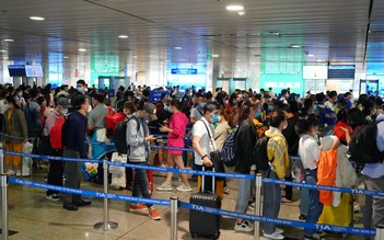 Sân bay Tân Sơn Nhất ngày 25 Tết: Biển người 'rồng rắn' xếp hàng