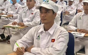 Lệ Rơi làm công nhân sản xuất túi nilon