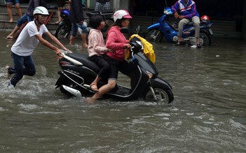 Người Sài Gòn vất vả lội nước đi làm đầu tuần vì đường ngập sau bão số 9
