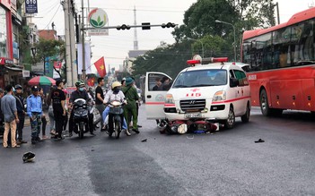 Xe cứu thương vượt đèn đỏ tông xe máy ở Bảo Lộc, 1 nạn nhân dập não