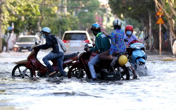 Người Sài Gòn lại khổ vì triều cường gây ngập giữa mùa dịch Covid-19