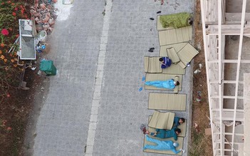 Bức ảnh khiến triệu người Việt rưng rưng: Giấc ngủ ngoài trời những người chống dịch Covid-19