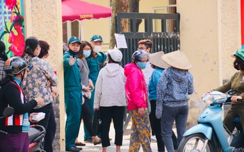 'ATM gạo' đầu tiên tại Hà Nội tạm dừng vì người đông, giãn cách xã hội không đảm bảo